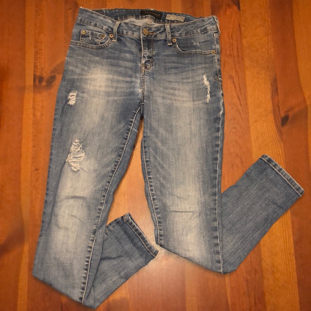 Size 6 ripped Aeropostale skinny jeans